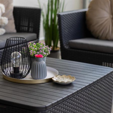 Deluxe Apartment Wronia 45 With Ac, Parking & Balcony By Renters Prestige Warschau Buitenkant foto
