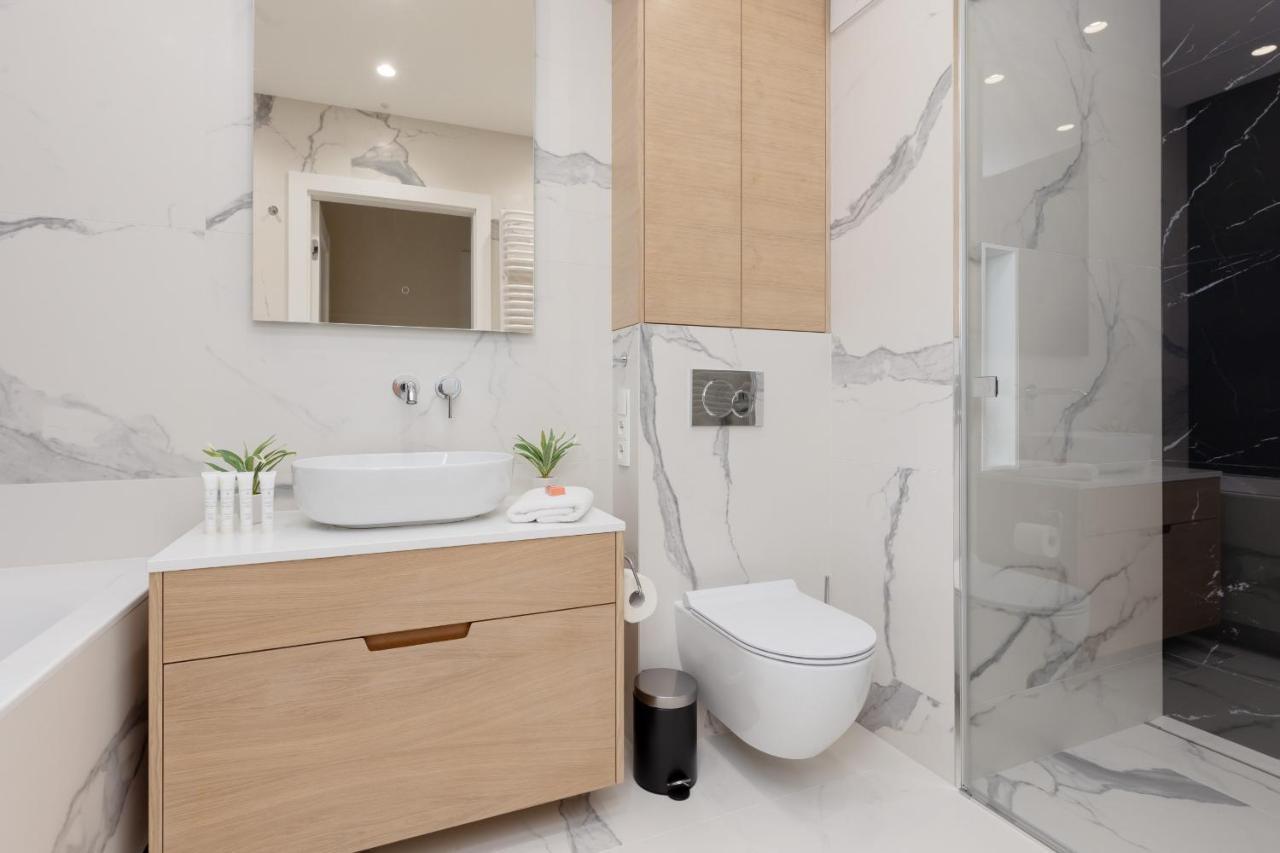 Deluxe Apartment Wronia 45 With Ac, Parking & Balcony By Renters Prestige Warschau Buitenkant foto