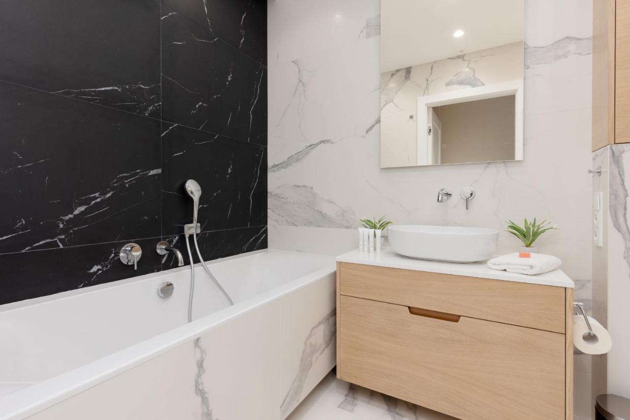 Deluxe Apartment Wronia 45 With Ac, Parking & Balcony By Renters Prestige Warschau Buitenkant foto